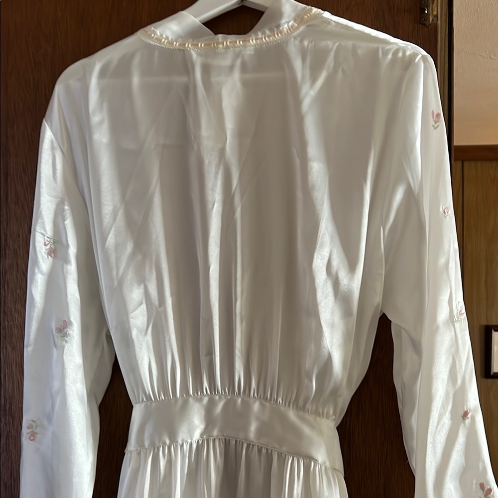 Morgan Taylor White Floral Robe - Picture 3 of 8